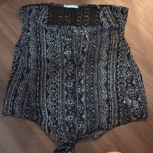 Maurice’s size Large black and white top